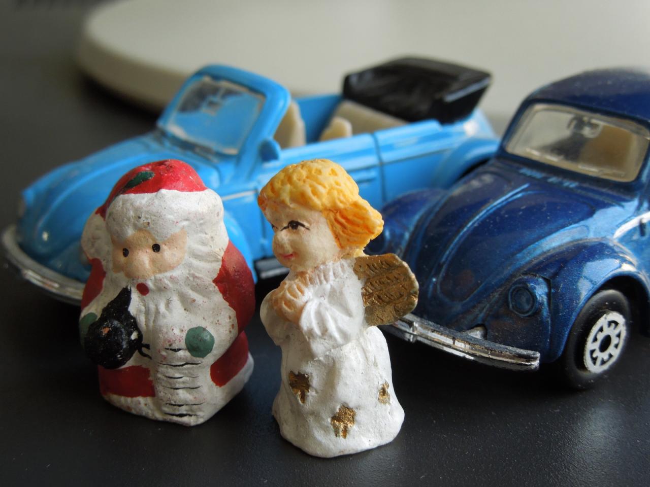 [14/12/2012] Wenn Layouter ein Weihnachtsbild machen sollen, wird es immer extravagant. So auch beim Kollegen Pfründer, der zwei weihnachtliche Devotionalien (Engel/Weihnachtsmann) vor zwei Käfer-Miniaturen platziert hat. Allerdings hätte Frank die beiden Modelle des Volkswagen-Oldtimers schon einmal abstauben können. 