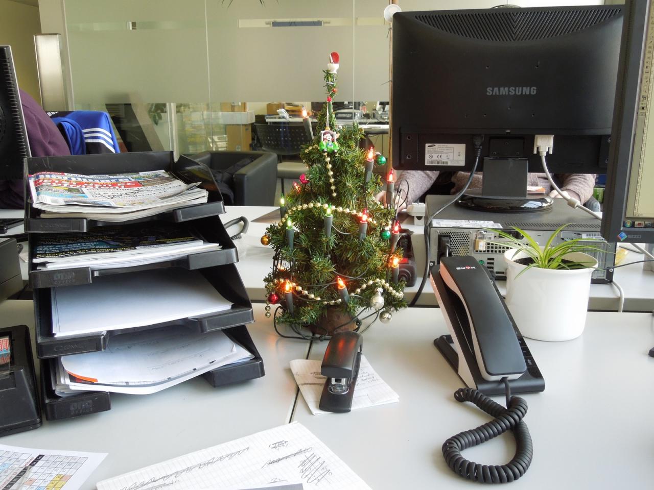 [14/12/2012] Alle Jahre wieder zeigen wir hier unseren Tannenbaum, der in guter alter Tradition auf dem Schreibtisch der Layouter aufgebaut wird. Auch hier ein Hinweis, achten Sie einmal genau auf die Baumspitze, so etwas gibt es nur bei der PCGH. Gerne dürfen Sie den extravaganten Schmuck auch in der Kommentarfunktion bewerten :)