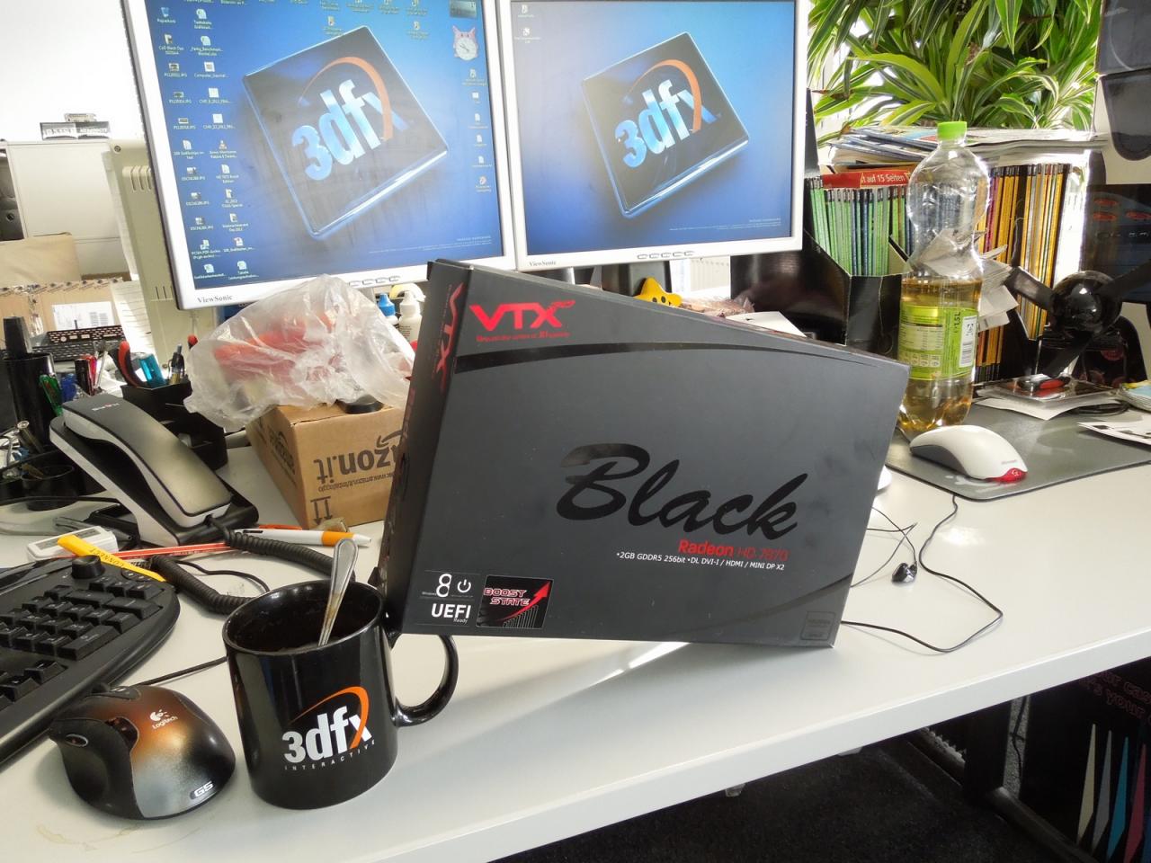 [14/12/2012] Schwarz, stark und mit Boost - die VTX 3D Radeon HD 7870 ist eine von mehreren Premium Editionen der HD 7870, die Raff für seine Marktübersicht testen darf. Und wie immer hat er das gute Stück mit reichlich 3Dfx-Devotionalien ablichten lassen. So langsam vermuten wir schon, dass er von der Firma, respektive deren Aufkäufer heimlich gesponsort wird. 