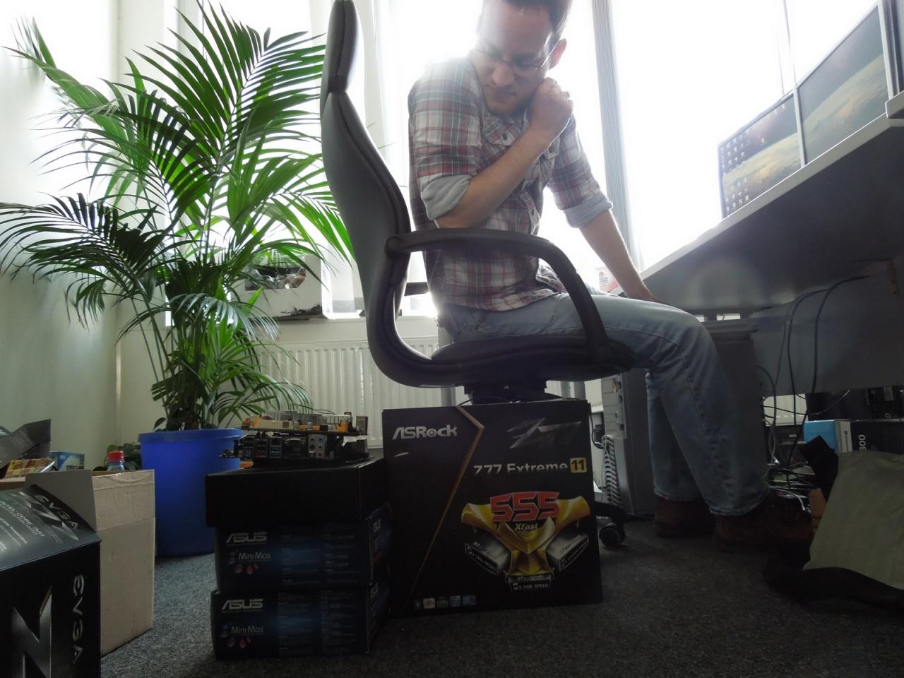 [14/12/2012] Unser Daniel schaut zwar etwas angespannt drein, hat aber keineswegs schlechte Laune, weil er so kleine und ehr fuckelig zu bestückende Platinen testen muss. Herr Möllendorf ist eher skeptisch, ob man mit dieser Mikro-Hardware überhaupt einen PC zusammenschrauben kann, mit dem man dann im heimischen Wohnzimmer am Fernseher spielen kann. Daniel, frag doch einfach mal den Prakti :)