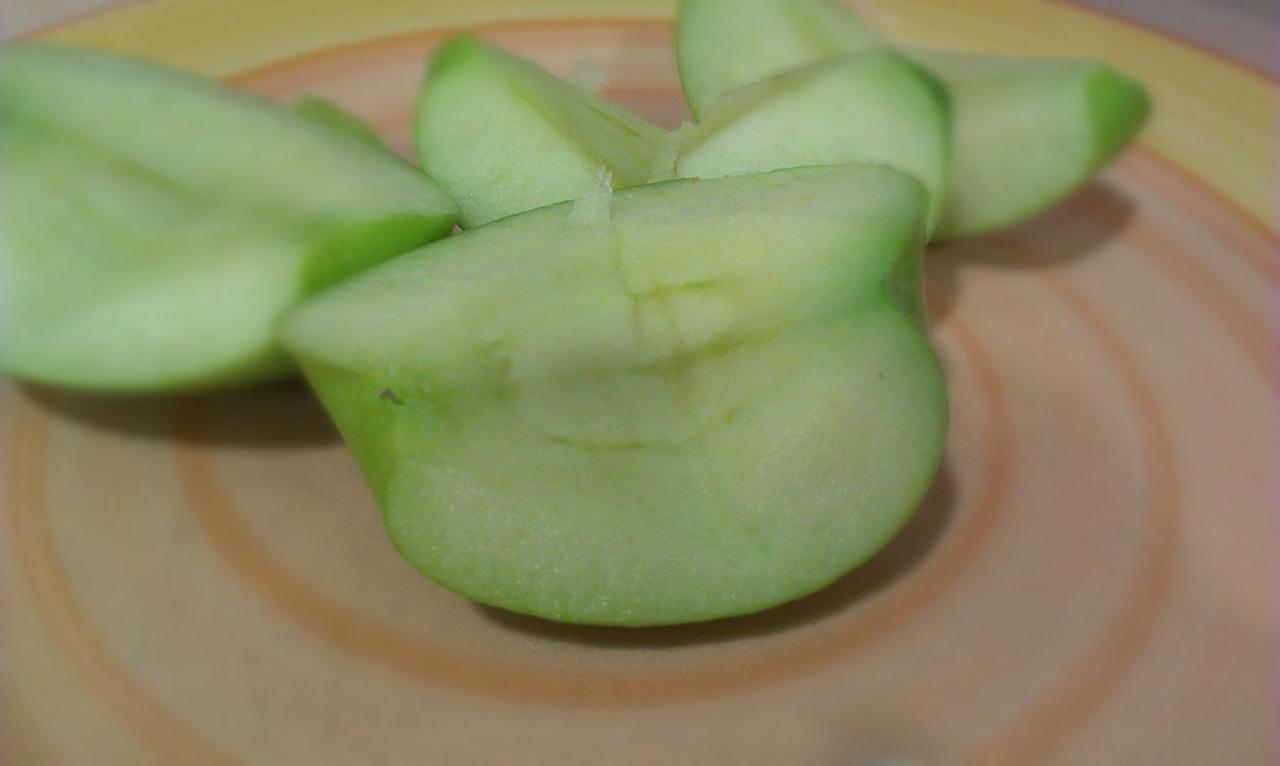 [14/12/2012] Schon wieder ein Bild mit Apfel, diesmal steht allerdings das Naturprodukt im Bildfokus. Und Raten Sie mal, wer dieses schöne Foto gemacht hat? Kaum zu glauben, aber es war auch der Kollege Sauter. Will er damit etwa andeuten, dass er jetzt besonders gesund lebt und deshalb keine Schokokuchen ist? Wir glauben ja eher, dass es seine Absicht war, einen visuellen Kontrapunkt zum allgemeine Apfel, äh Apple-Hype zu setzen. 