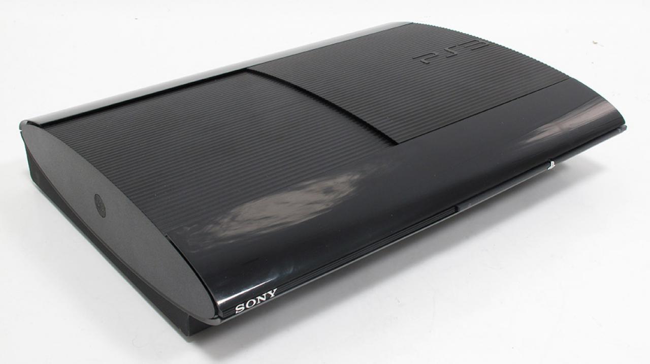 [12/12/2012] Zum ersten Mal hat Sony bei der Playstation 3 auf ein Slot-in-Laufwerk verzichtet.