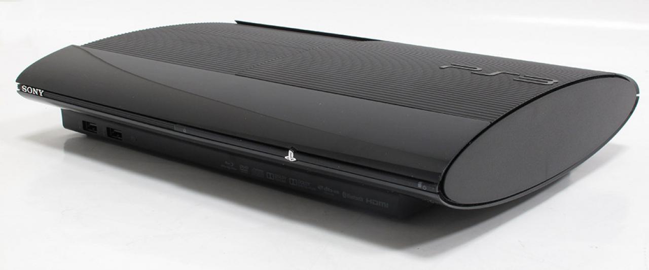 [12/12/2012] Die neue Playstation 3 Super Slim ersetzt das alte Slim-Modell.