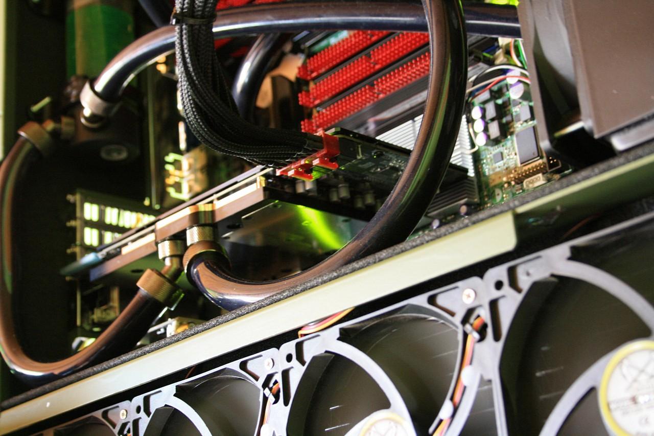 [07/12/2012] Update vom 09.12. mit Grafikkarten auf der Laufbahn, mit Mäuseklavier am Slotblech und viel Retro-Flair (20)