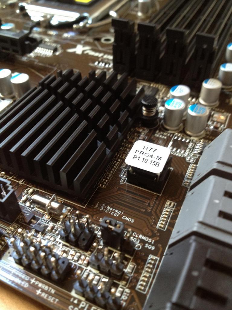 [14/12/2012] Update vom 15.12. mit Mainboards in Gold-Optik, mit Patronenkühler und zwei CPU-Sockeln (17)