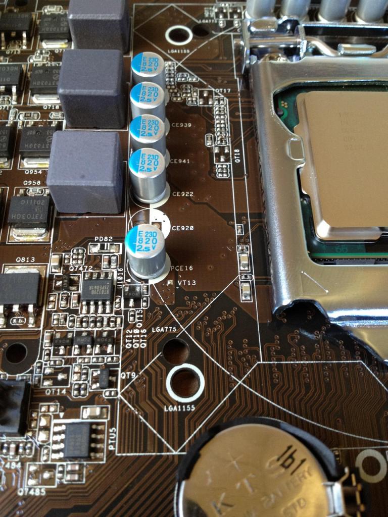 [14/12/2012] Update vom 15.12. mit Mainboards in Gold-Optik, mit Patronenkühler und zwei CPU-Sockeln (18)