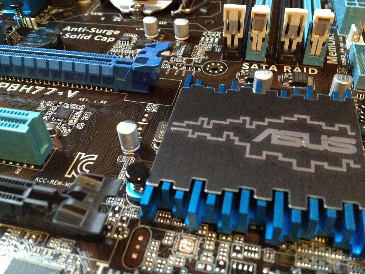 [14/12/2012] Update vom 15.12. mit Mainboards in Gold-Optik, mit Patronenkühler und zwei CPU-Sockeln (20)