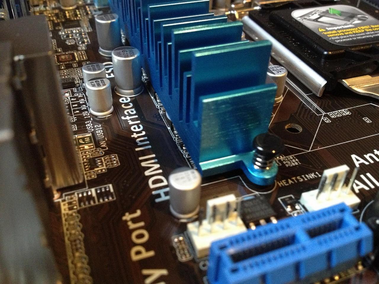 [14/12/2012] Update vom 15.12. mit Mainboards in Gold-Optik, mit Patronenkühler und zwei CPU-Sockeln (21)