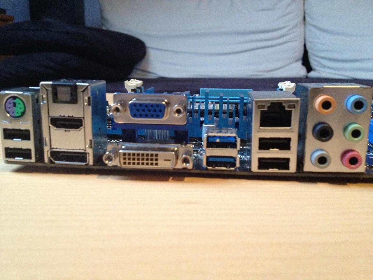 [14/12/2012] Update vom 15.12. mit Mainboards in Gold-Optik, mit Patronenkühler und zwei CPU-Sockeln (22)