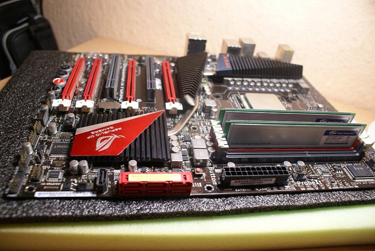 [14/12/2012] Update vom 15.12. mit Mainboards in Gold-Optik, mit Patronenkühler und zwei CPU-Sockeln (10)