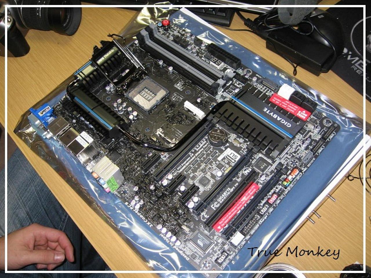 [14/12/2012] Update vom 15.12. mit Mainboards in Gold-Optik, mit Patronenkühler und zwei CPU-Sockeln (23)