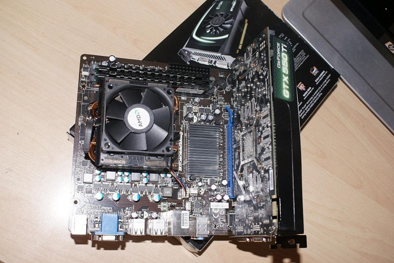[14/12/2012] Update vom 15.12. mit Mainboards in Gold-Optik, mit Patronenkühler und zwei CPU-Sockeln (24)