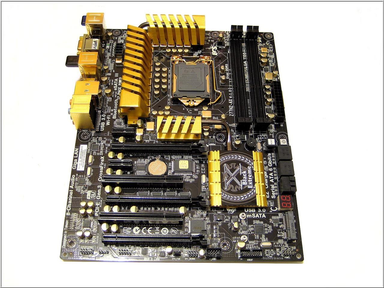 [14/12/2012] Update vom 15.12. mit Mainboards in Gold-Optik, mit Patronenkühler und zwei CPU-Sockeln (6)