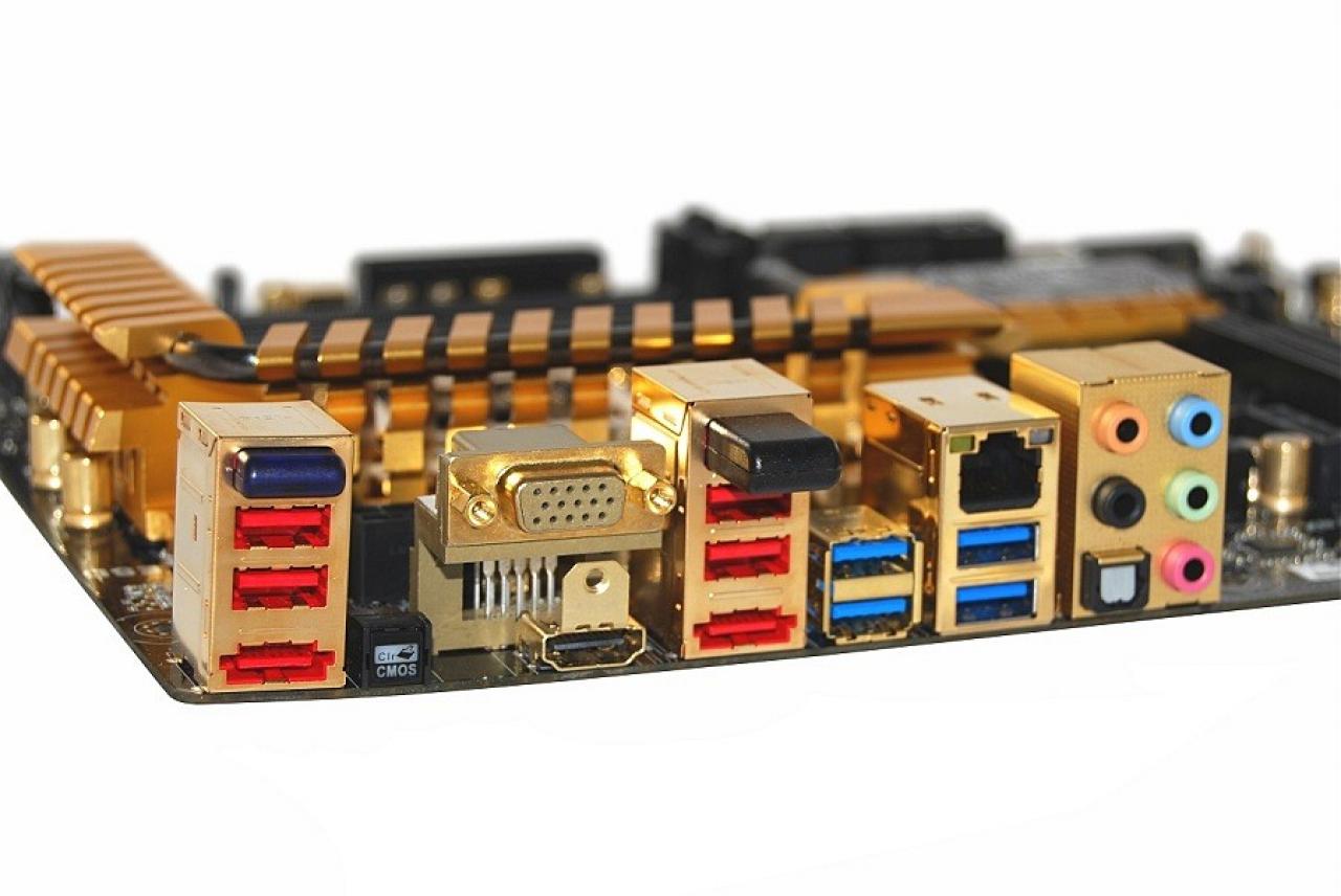[14/12/2012] Update vom 15.12. mit Mainboards in Gold-Optik, mit Patronenkühler und zwei CPU-Sockeln (25)