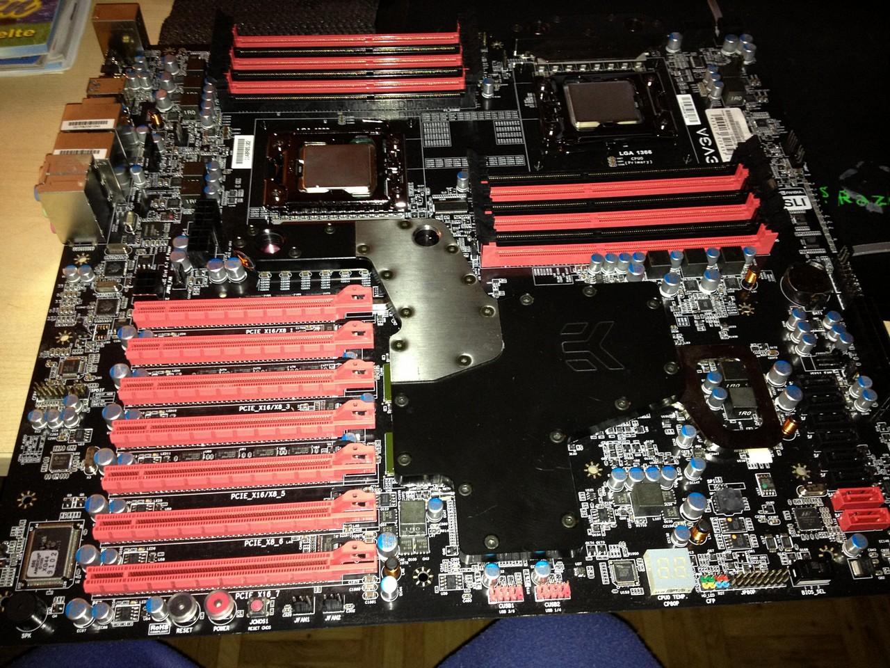 [14/12/2012] Update vom 15.12. mit Mainboards in Gold-Optik, mit Patronenkühler und zwei CPU-Sockeln (13)