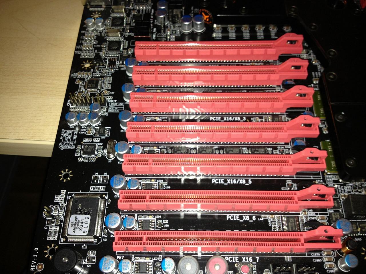 [14/12/2012] Update vom 15.12. mit Mainboards in Gold-Optik, mit Patronenkühler und zwei CPU-Sockeln (14)