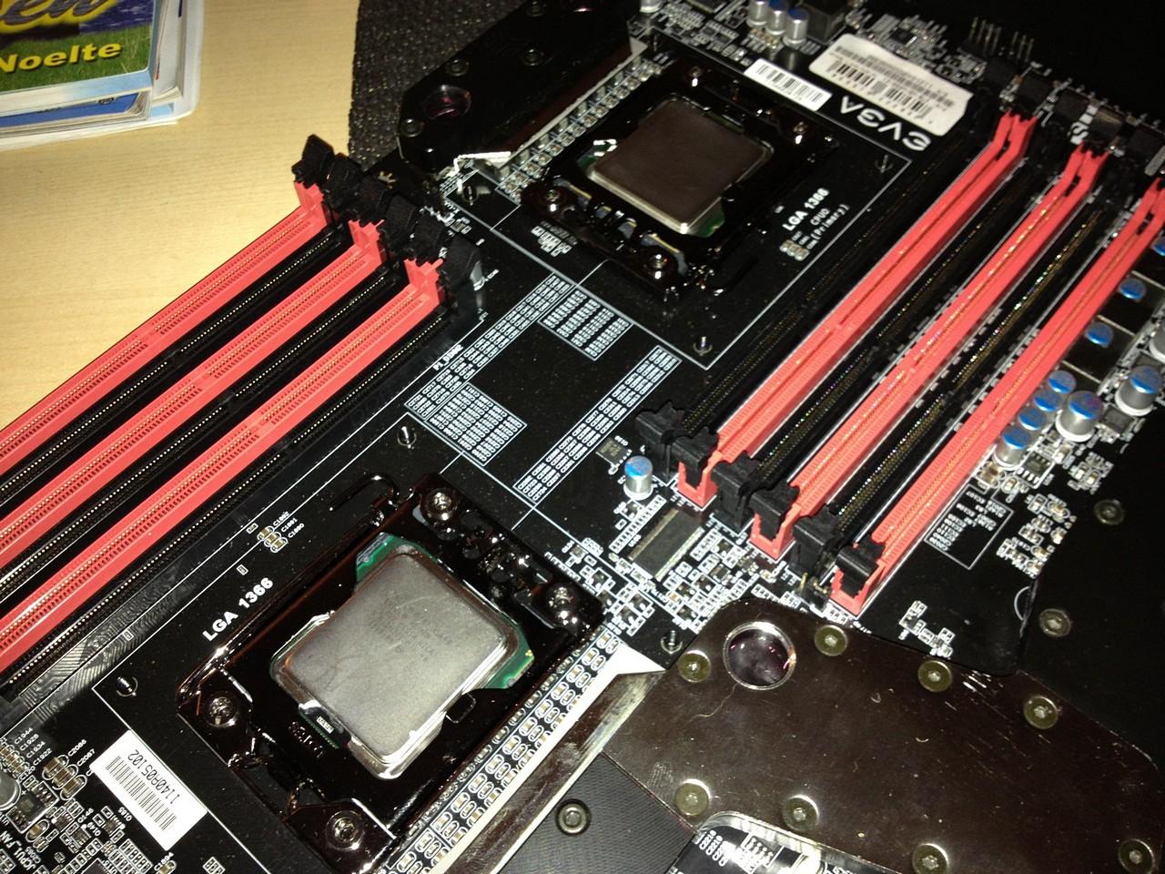 [14/12/2012] Update vom 15.12. mit Mainboards in Gold-Optik, mit Patronenkühler und zwei CPU-Sockeln (12)