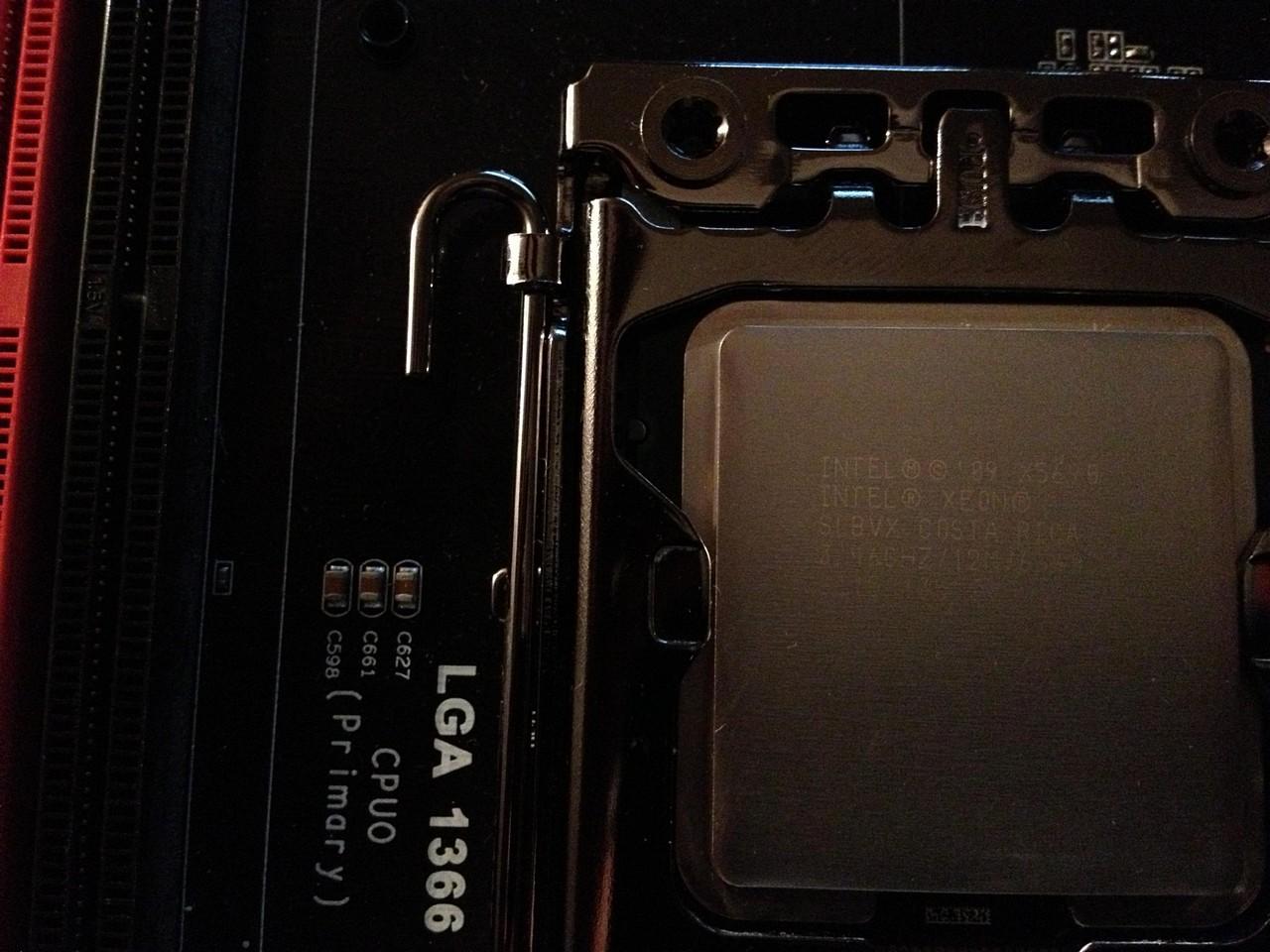 [14/12/2012] Update vom 15.12. mit Mainboards in Gold-Optik, mit Patronenkühler und zwei CPU-Sockeln (15)