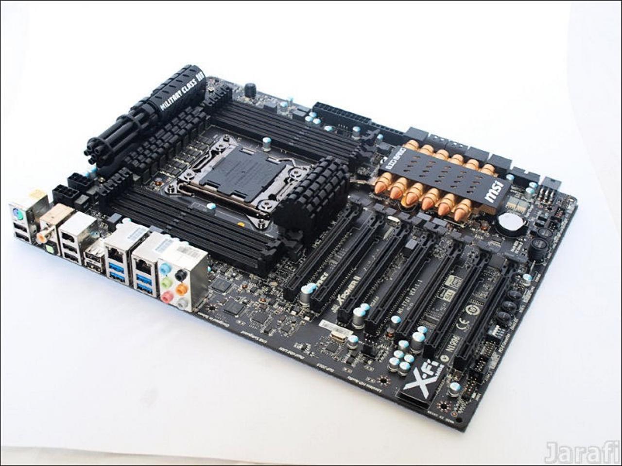 [14/12/2012] Update vom 15.12. mit Mainboards in Gold-Optik, mit Patronenkühler und zwei CPU-Sockeln (1)