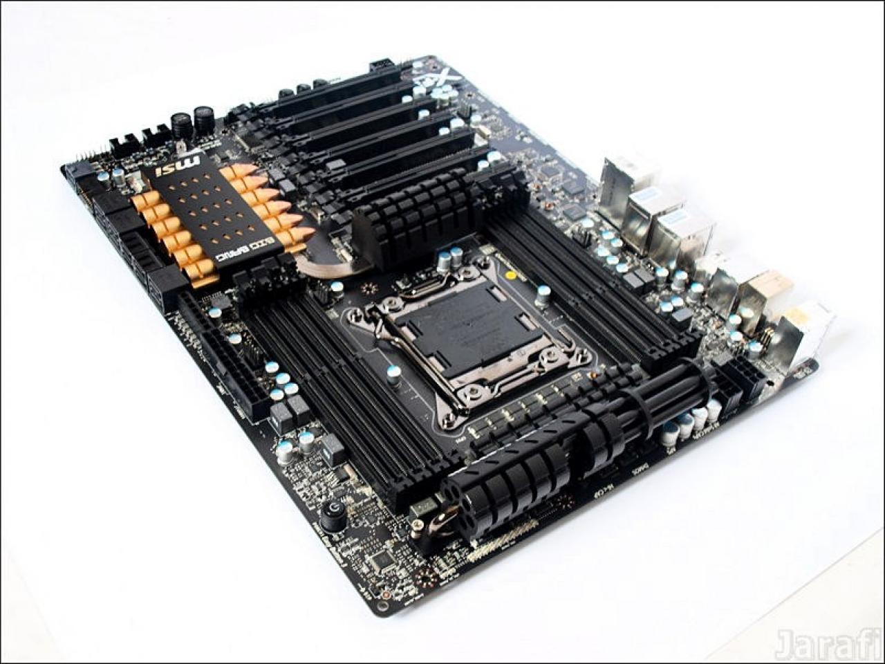 [14/12/2012] Update vom 15.12. mit Mainboards in Gold-Optik, mit Patronenkühler und zwei CPU-Sockeln (3)