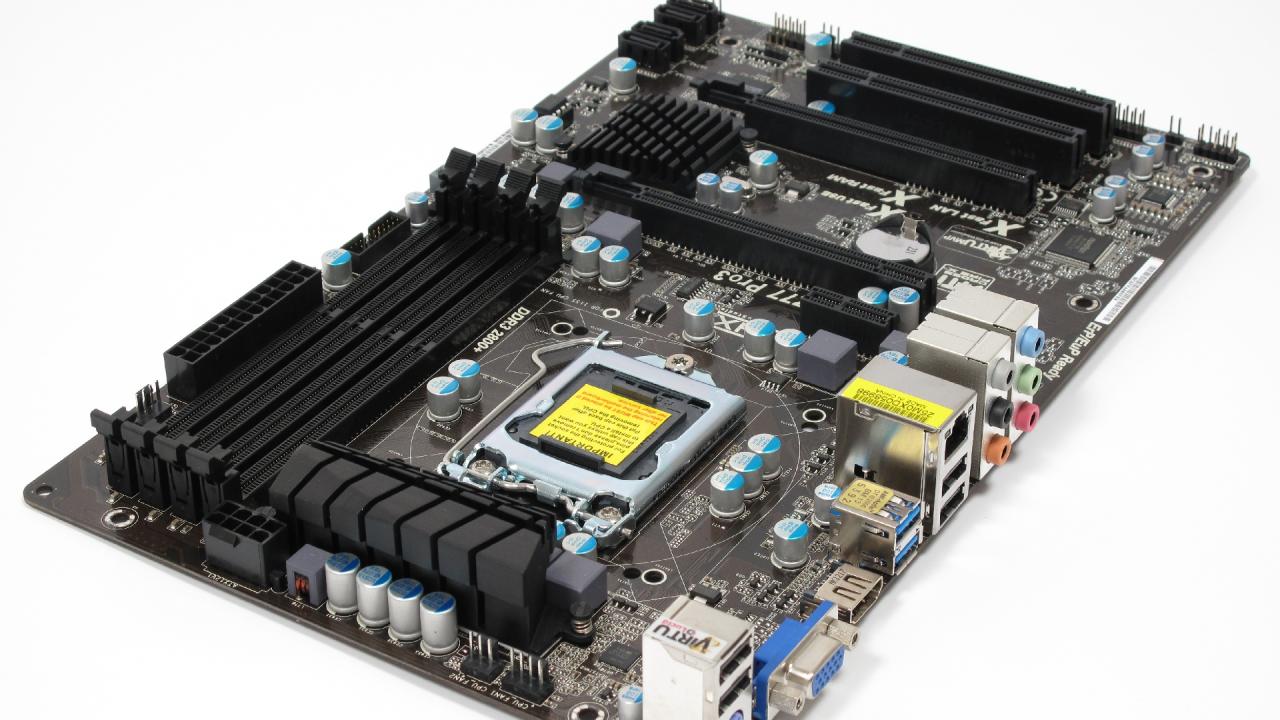[13/12/2012] Sockel 1155 - Asrock Z77 Pro3: Für nur 75 Euro erhalten Sie hier ein gelungenes Board für Ivy-Bridge-CPUs. Im Gegensatz zu noch günstigeren Platinen stehen hier die nötigen OC-Optionen bereit, Temperaturen sowie Leistungsaufnahme sind erfreulich gering und alle Benchmarkwerte sehr gut. Nur die Lüftersteuerung nervt. Preisvergleich