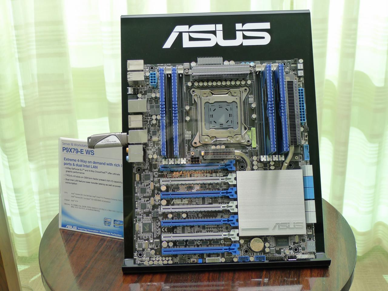 [09/01/2013] CES 2013: Asus P9X79-E WS - High-End-Board für 128 GByte DDR3-RAM und vier Grafikkarten (3)