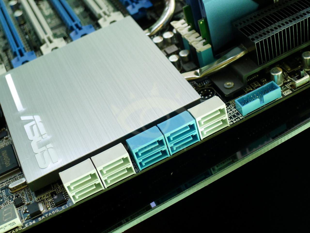 [09/01/2013] CES 2013: Asus P9X79-E WS - High-End-Board für 128 GByte DDR3-RAM und vier Grafikkarten (2)