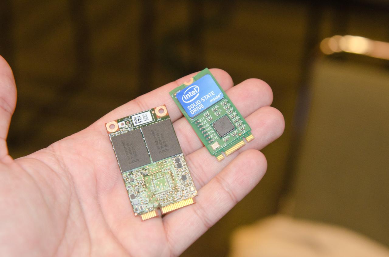 [04/01/2013] Intel 530: SSDs im NGFF-Format im Q1/2013 - noch kompaktere Bauweise. Rechts ist ein NGFF-SSD-Modell zu sehen.