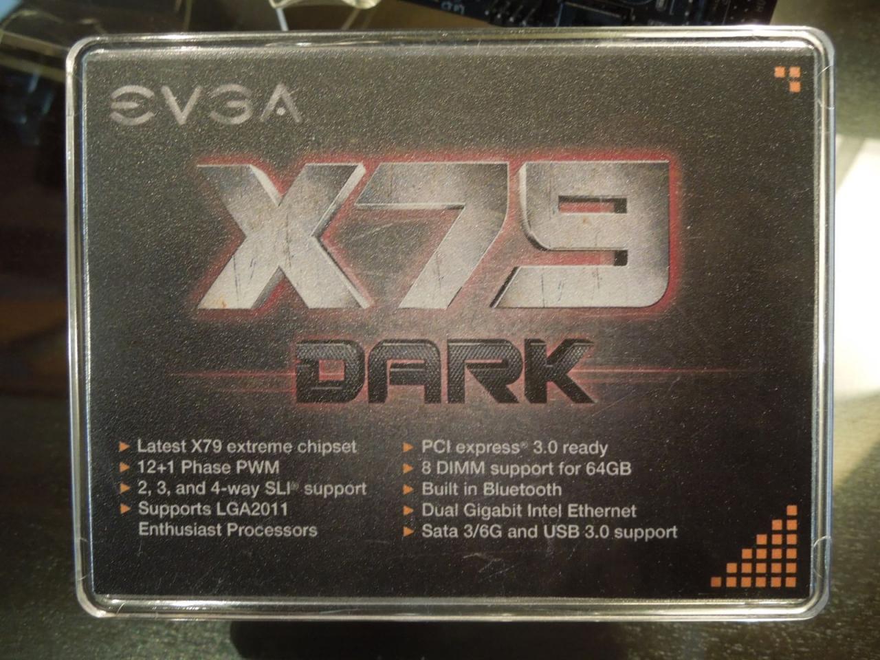 [11/01/2013] EVGA zeigt Sockel-2011-Mainboard Dark X79 (1)