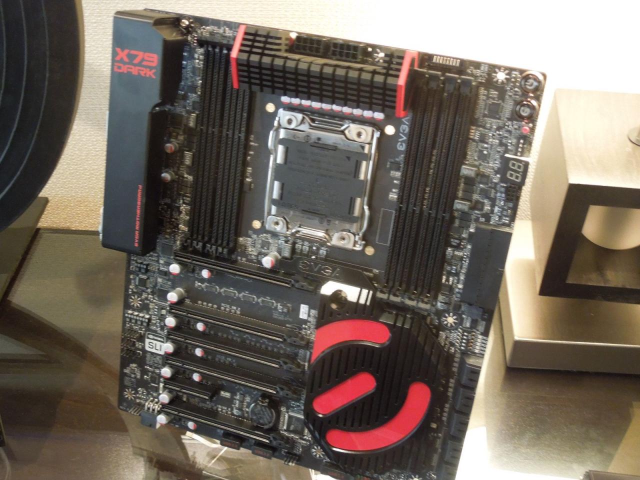 [11/01/2013] EVGA zeigt Sockel-2011-Mainboard Dark X79 (2)