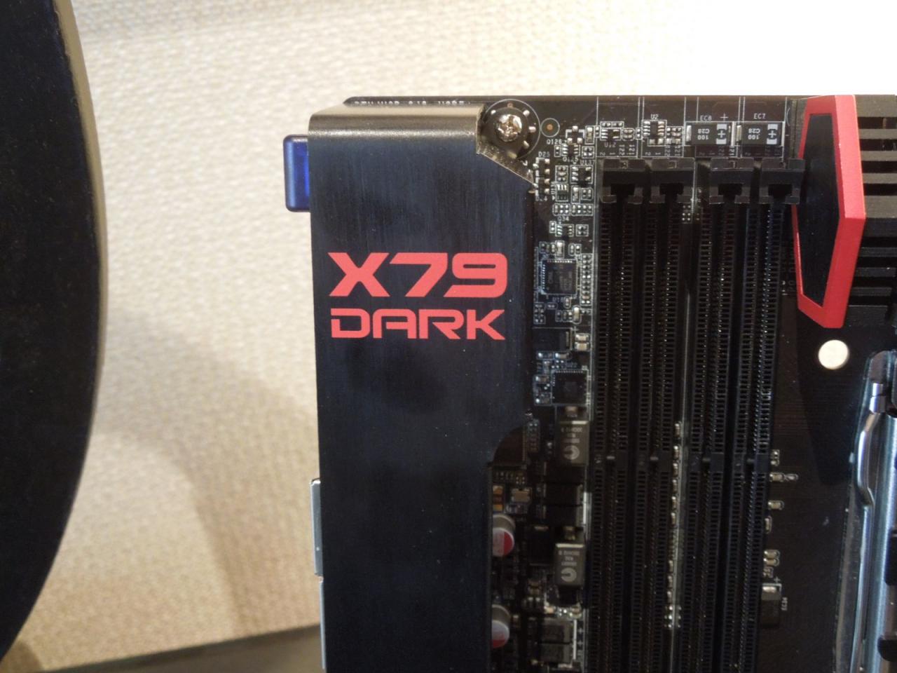 [11/01/2013] EVGA zeigt Sockel-2011-Mainboard Dark X79 (3)