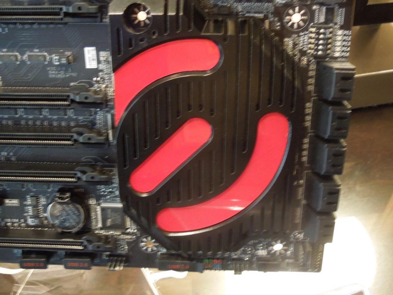 [11/01/2013] EVGA zeigt Sockel-2011-Mainboard Dark X79 (4)