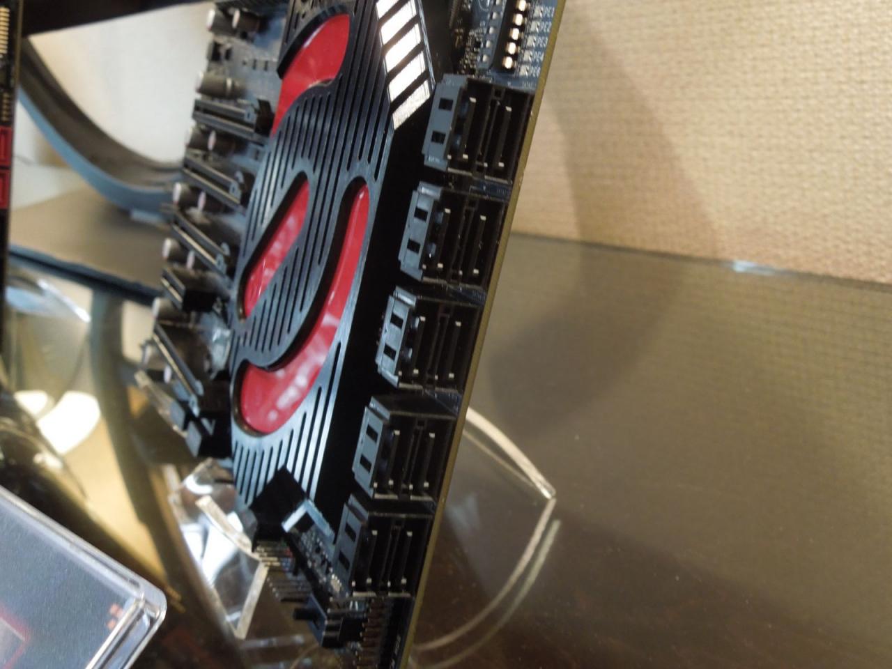 [11/01/2013] EVGA zeigt Sockel-2011-Mainboard Dark X79 (5)