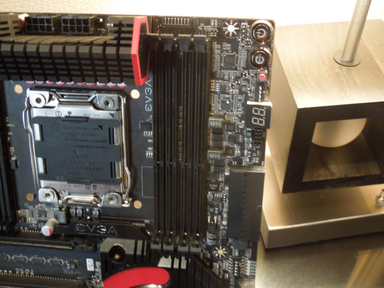 [11/01/2013] EVGA zeigt Sockel-2011-Mainboard Dark X79 (6)
