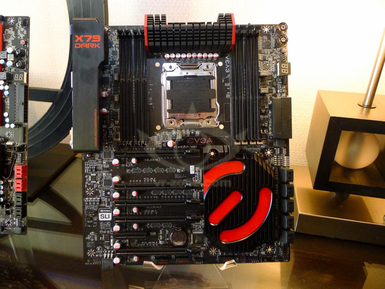 [09/01/2013] EVGA X79 Dark: Hersteller präsentiert High-End-Board für LGA 2011 (5)