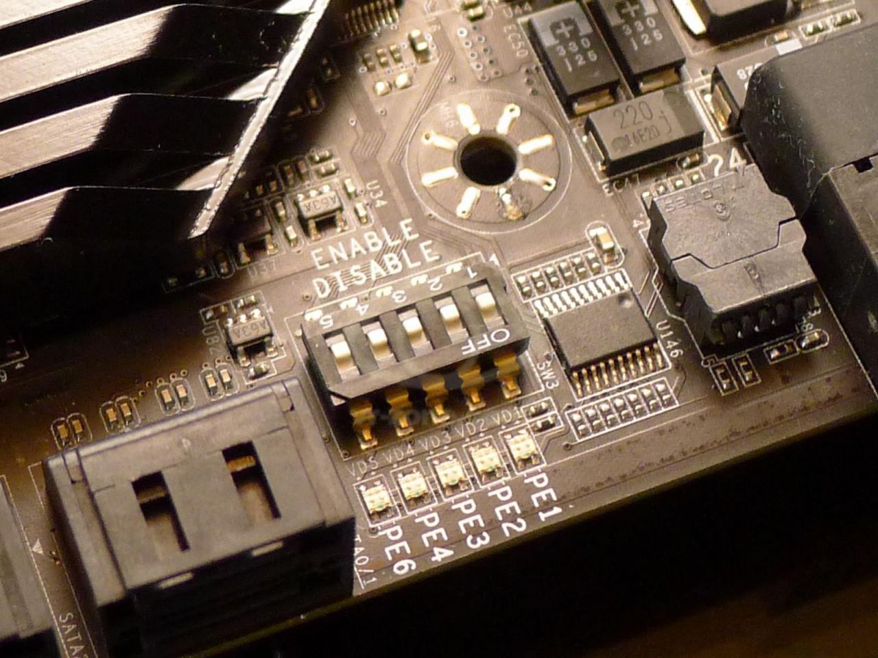 [09/01/2013] EVGA X79 Dark: Hersteller präsentiert High-End-Board für LGA 2011 (3)