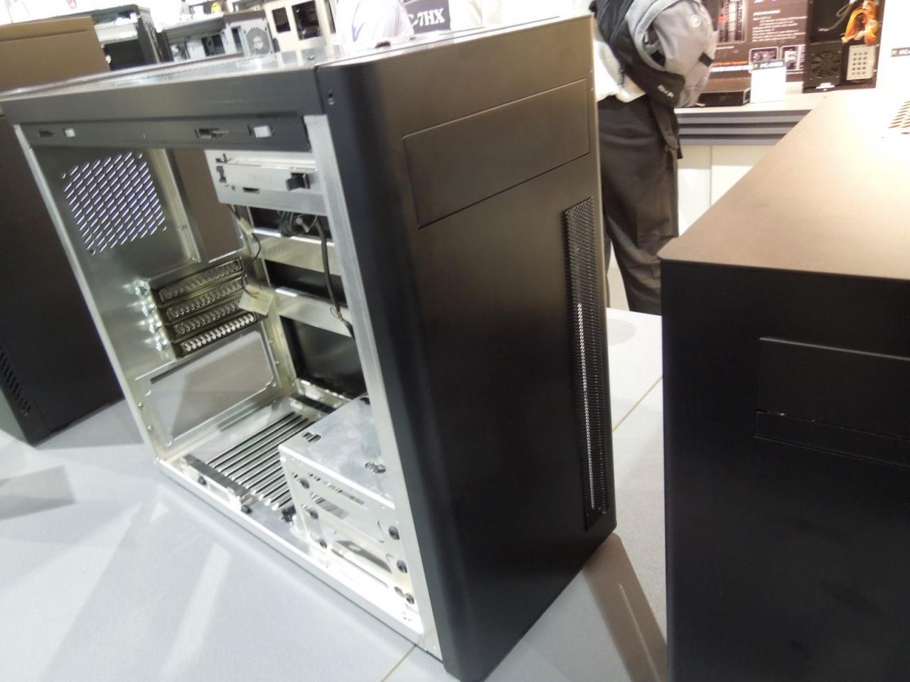 [11/01/2013] Lian Li PC-A02 (2)