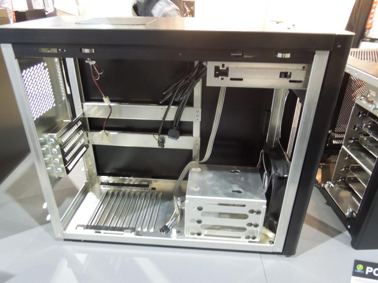 [11/01/2013] Lian Li PC-A02 (3)