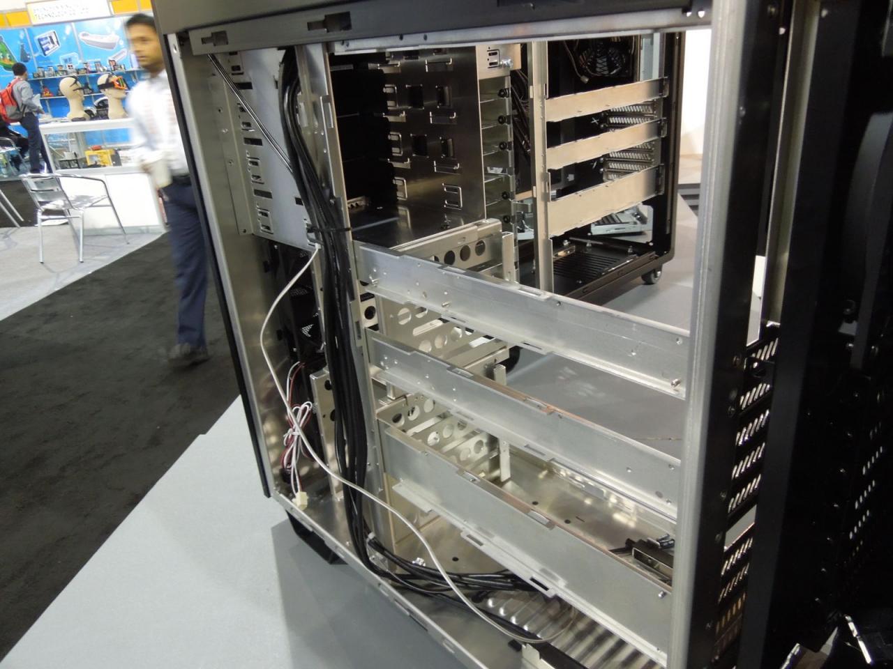 [11/01/2013] Lian Li PC-A18 (6)