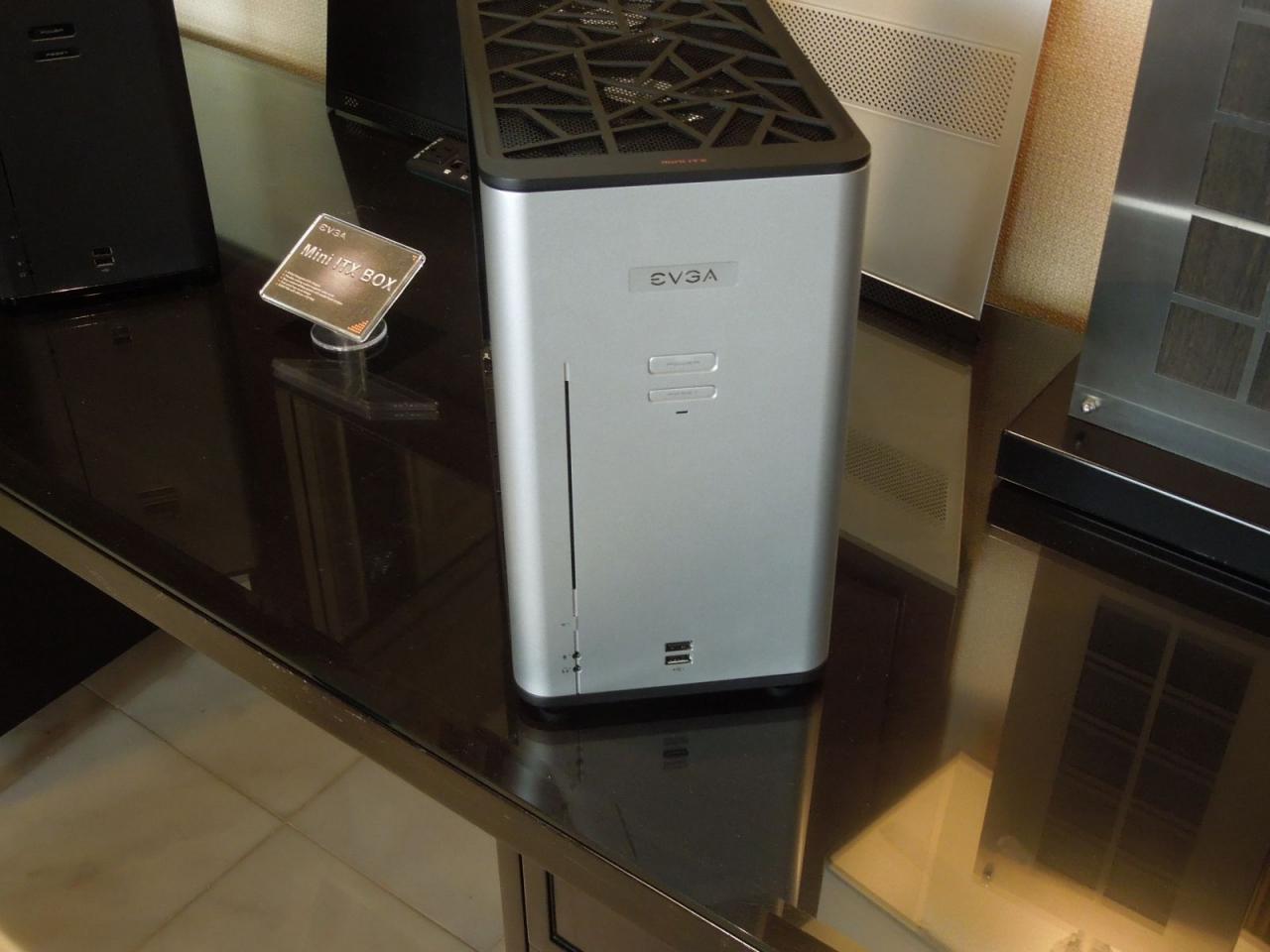 [11/01/2013] Mini-ITX-Gehäuse mit oder ohne Wasserkühlung: EVGA stellt die Mini-ITX-Box vor (1)