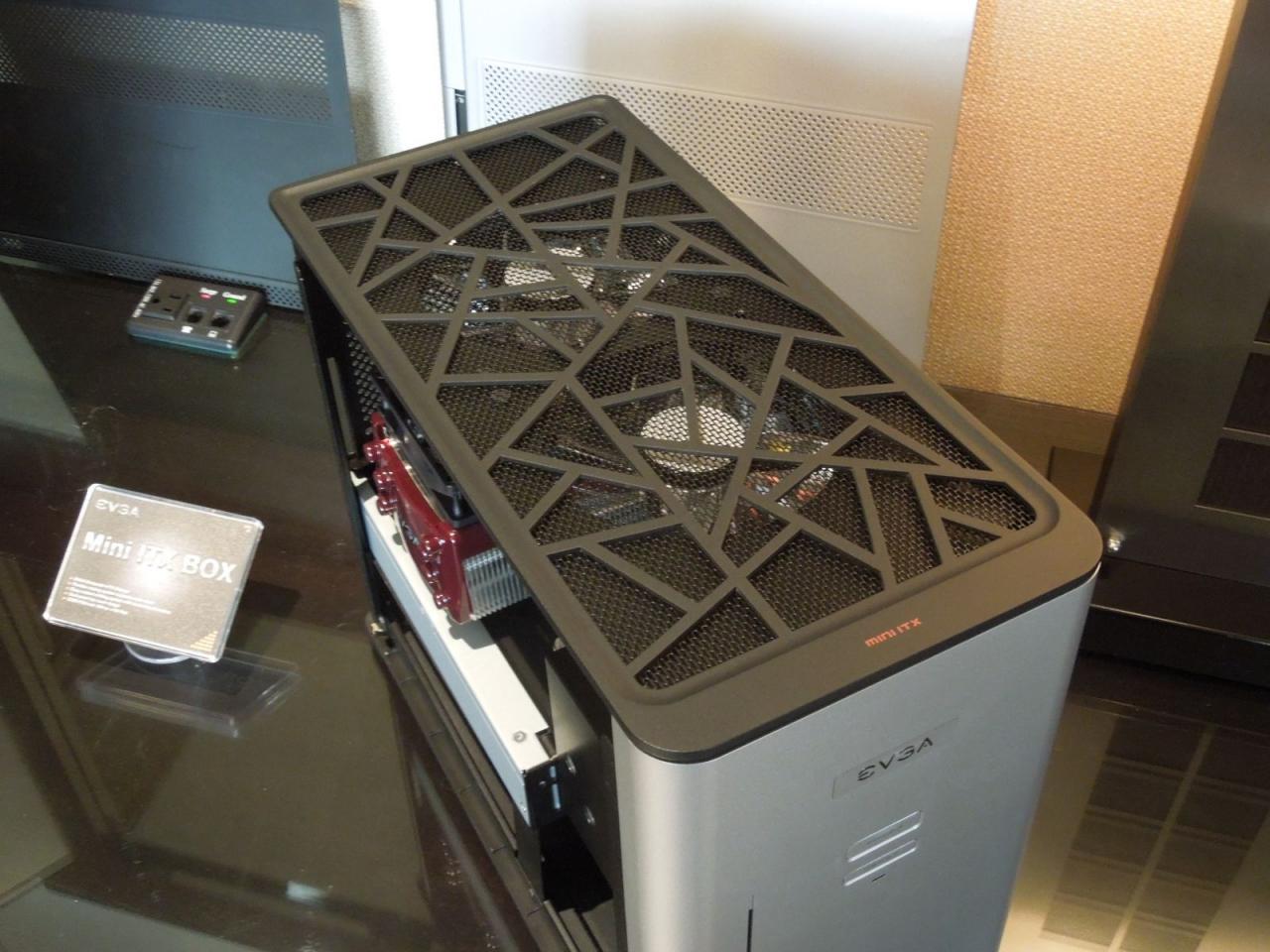 [11/01/2013] Mini-ITX-Gehäuse mit oder ohne Wasserkühlung: EVGA stellt die Mini-ITX-Box vor (2)