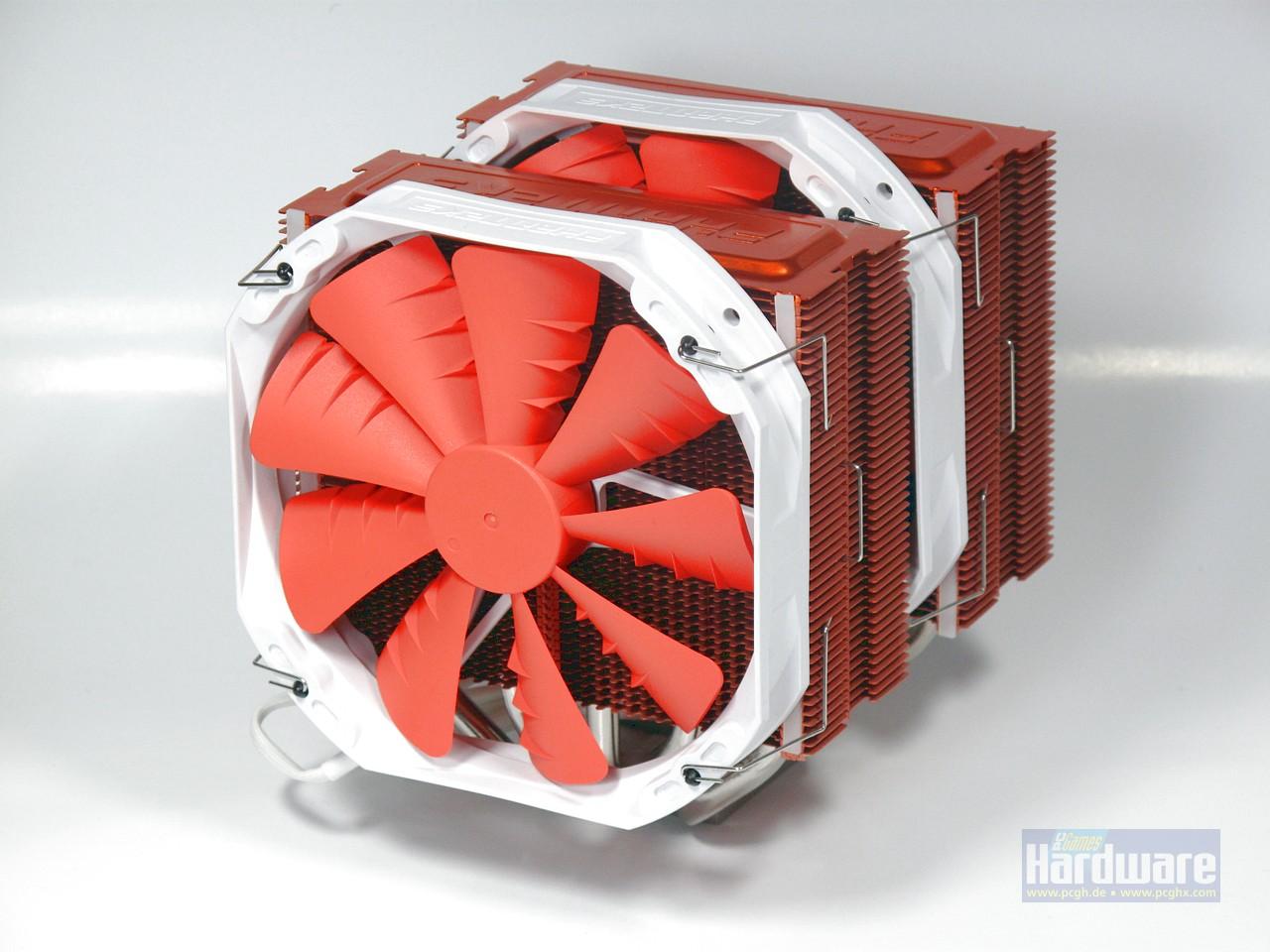 [31/01/2013] NEU Phanteks PH-TC14PE_OR: Nicht nur die Lüfter sondern auch die Kühlblöcke sind orange. Den PH-TC14PE gibt es wie andere Phanteks-Kühler in unterschiedlichen Farben.
