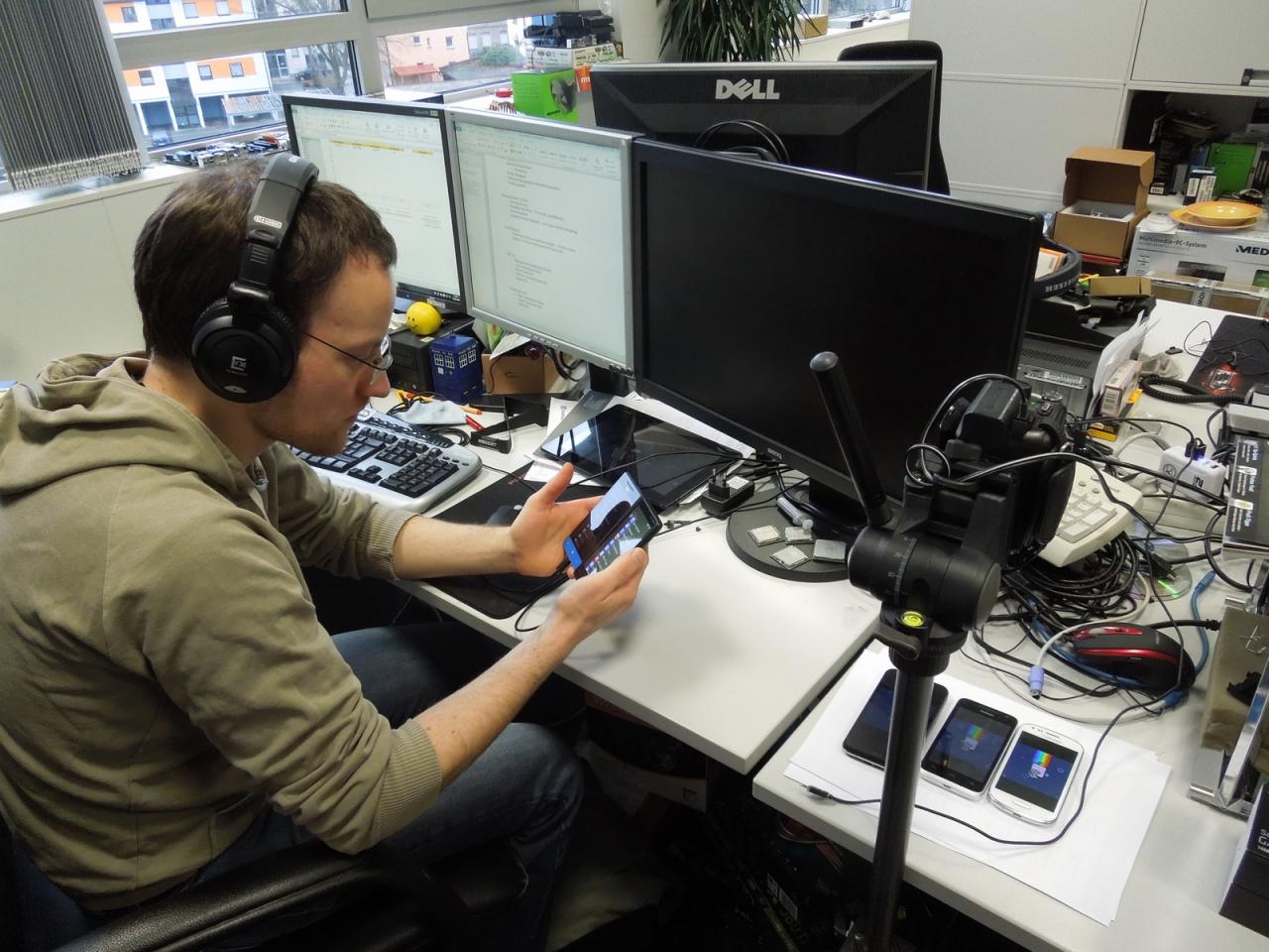 [04/01/2013] Um Ihnen in der kommenden Pad&Phone 02-03/2013 zu zeigen, welches der just auf dem Markt gekommenen Smartphones das beste Gerät ist, führt unser Mobile-Mann Daniel ein Fülle von Tests durch. Zum Glück verkneift er sich dabei allerdings das stundenlange Probetelefonieren, das tut der Geräuschkulisse in der Redaktion besonders gut. 