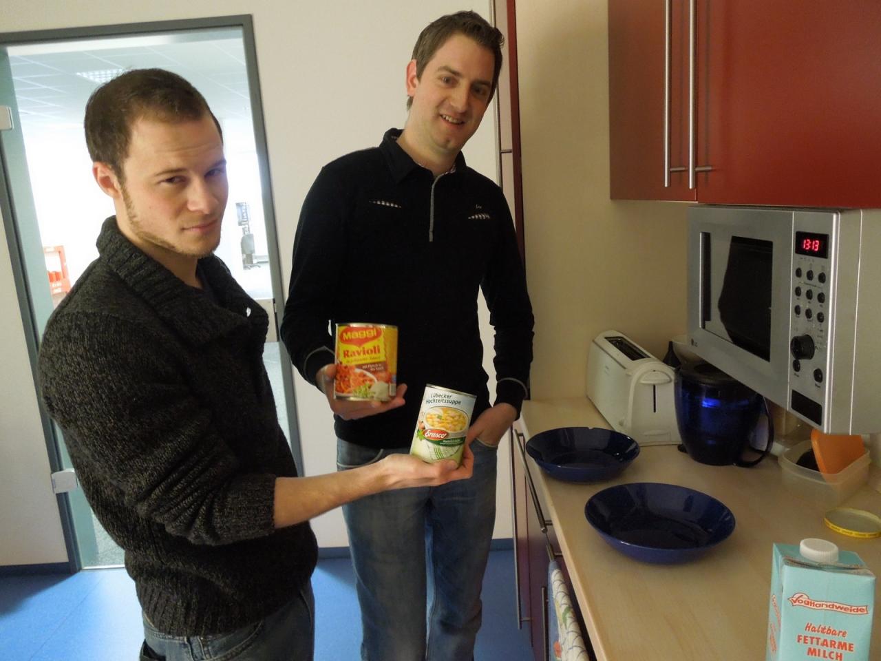 [04/01/2013] 6.1.2013: Nicht nur der Reinhard mag Dosenfutter, auch der (Bench)Mark scheint entgegen seinen oben vermuteten Neujahrvorsätzen auf das schnelle Essen aus der Konserve zu stehen. Zumindest sieht es so aus als hätten sich die beiden in der Küche getroffen um einen Schnellkochkurs für ledige Redakteure abzuhalten. Wahrscheinlich wird aber nur gefachsimpelt, mit welcher thermischen Verlustleistung das Mahl aus der Dose optimal gelingt.