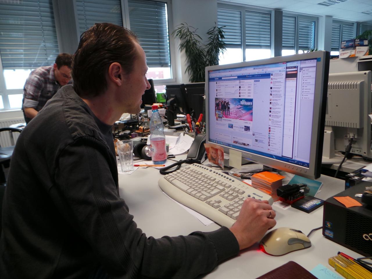 [11/01/2013] Unser Marco wird doch wohl nicht heimlich seine Facebook-Kontakte pflegen oder mit seinen (weibliche) Freunden einen gepflegten Chat führen. Wo denken Sie hin, auch hier wird, wie bei Herrn Albert immer üblich, kräftig organisiert. Der PCGH-Auftritt im Social Network will gepflegt werden, dazu gehört natürlich auch das Schreiben von Kommentaren.