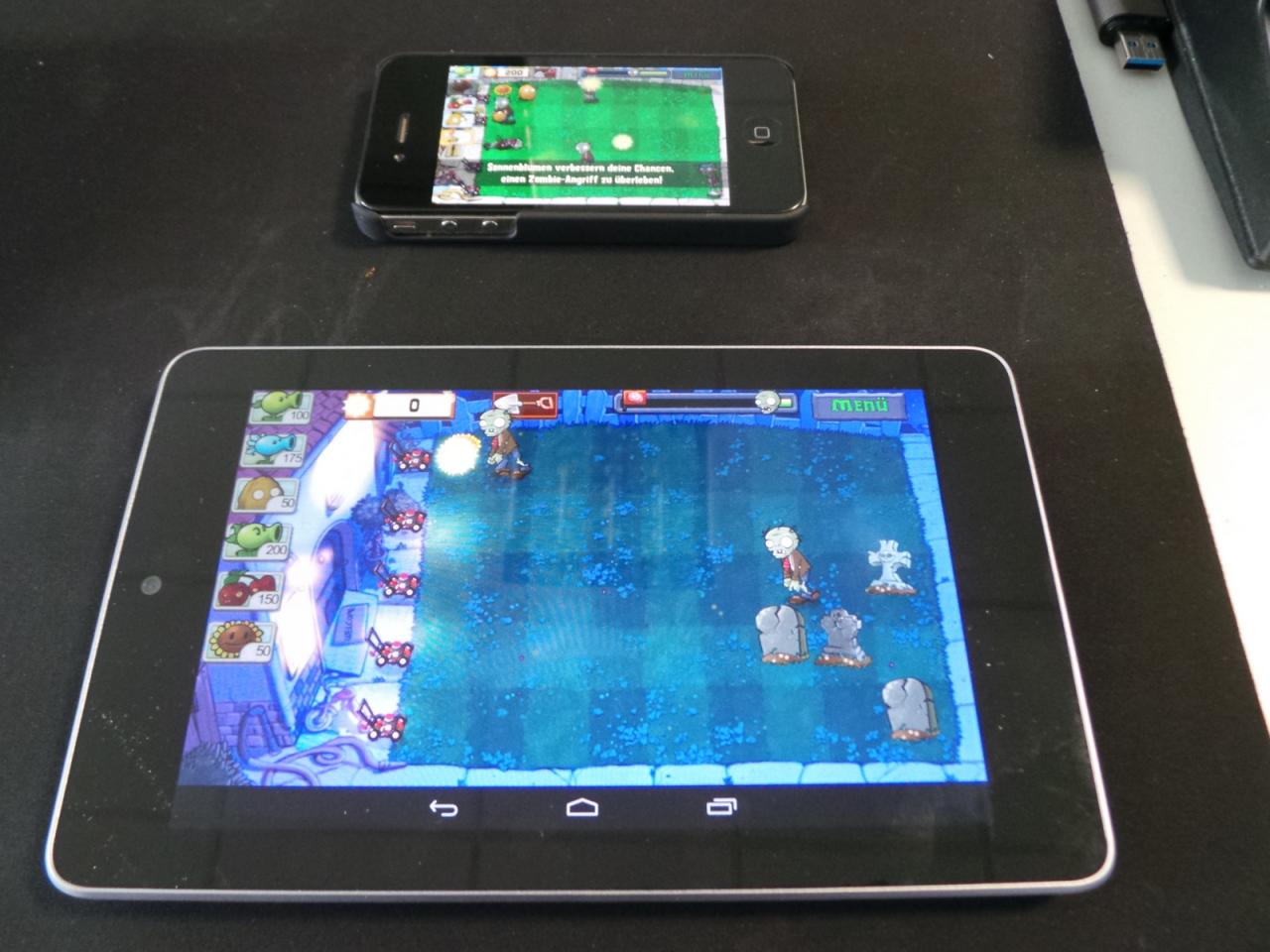 [11/01/2013] Brainz.... Herr Stöwer, seit zwei Wochen temporärer Besitzer eines Nexus 7 will hier nicht etwa zeigen, dass er in der Lage ist, gleich zwei Pflanzen-gegen-Zombies-Partien mit beiden Händen gleichzeitig zu spielen. Er möchte natürlich nur demonstrieren, das 