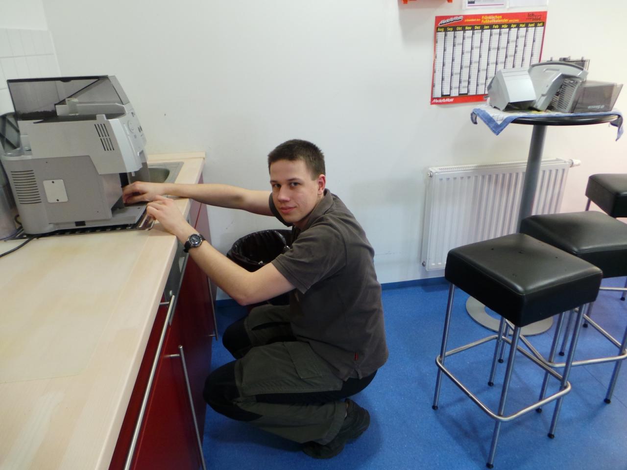 [11/01/2013] Johannes baut schon wieder, aber heute am Freitag schraubt er ausnahmsweise mal nicht an PCs herum, sondern zerlegt die Redaktions-Kaffeemaschine, um diese gründlich zu reinigen. Mit Erfolg, wie wir feststellten, als die Maschine nach rund zwei Stunden wieder 
