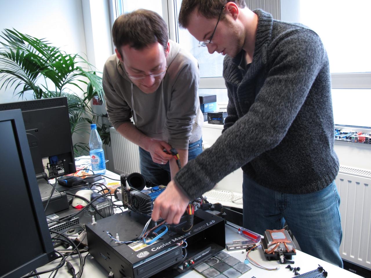 [11/01/2013] Experten unter sich. Beim Einbau der winzigen Mini-ITX-Platine in den für dieses Vorhaben schon fast überdimensionierten Testaufbau bekommt der (Bench) Marc tatkräftige Hilfe des Kollegen Möllendort. Wer allerdings glaubt, Herr Sauter holt sich beim Mini-PC Experten Daniel Rat für ein privates Projekt, der irrt. Bei Marc zuhause muss die Technik immer groß ausfallen, da ist für Kleinigkeiten kein Platz. 