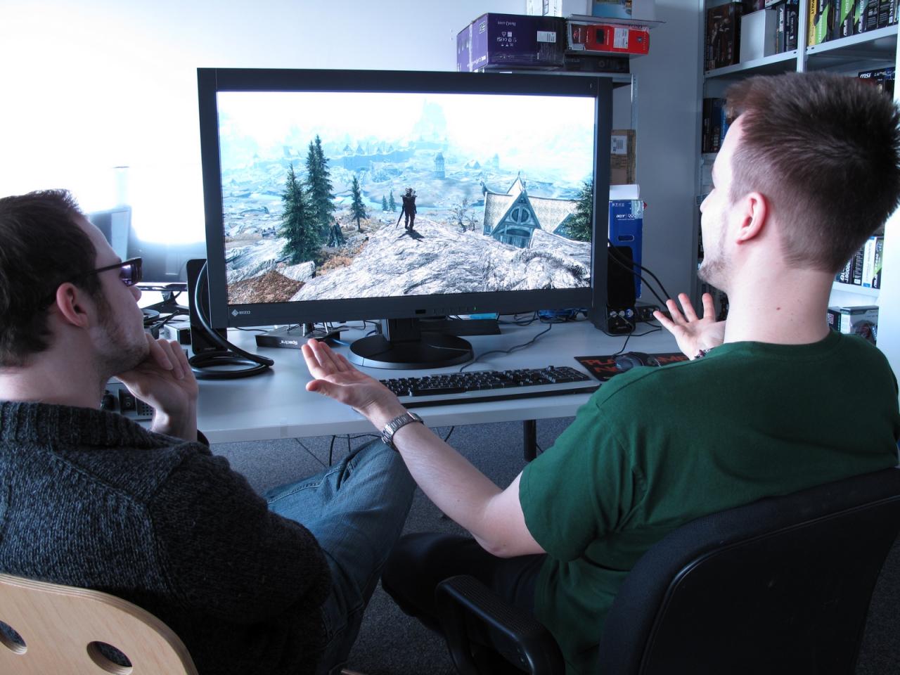 [11/01/2013] Raff ist entzückt und begeistert zugleich. So schön und mit so einer imposanten Optik hat er Skyrim wohl noch nie gespielt. Und wenn der Kollege (Bench)Marc hier auch ein wenig desinteressiert schaut, auch er würde das Gerät bestimmt gerne mit nach Hause nehmen - wenn das Teil nicht soviel wie ein anständiger Mittelklassewagen kosten würde. 