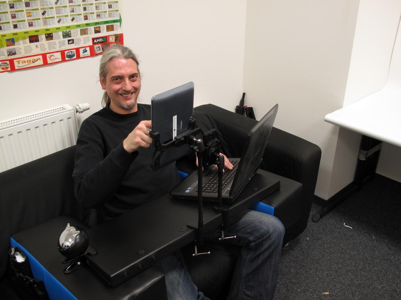 [11/01/2013] 13.1.2013: Der gute Daniel hat dem Spieleonkel, der bereits mit Nerdytecs Couchmaster bestens vertraut ist, jetzt neues Zubehör für die Couch-Gaming-Station organisiert. Jetzt kann Herr Stöwer auch noch mit seinem Tablet oder Smartphone auf dem Sofa Zocken. Selbst zum Rauchen braucht der Redaktions-Oldie jetzt nicht mehr aufstehen, denn Daniel erhielt sogar einen Aschenbecher, den mal bequem an die Ablageplatte klemmen kann:)